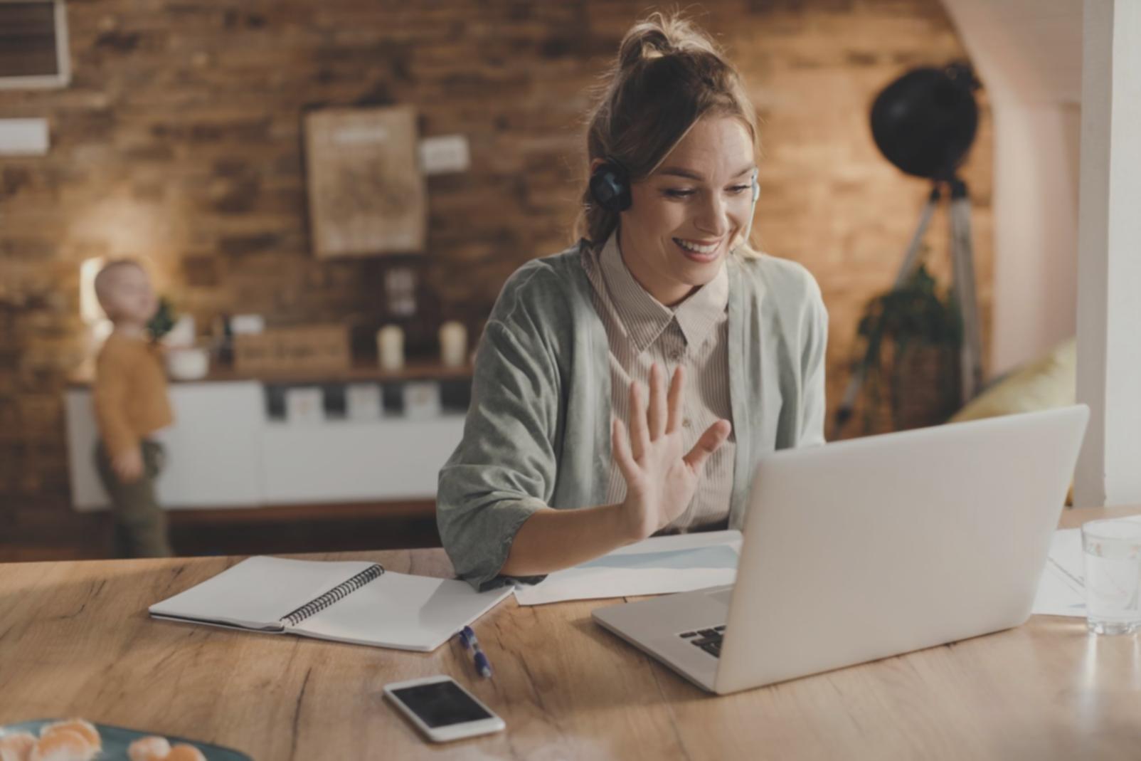 Arbeitsplatz mit Finanzanalysen und Berichten