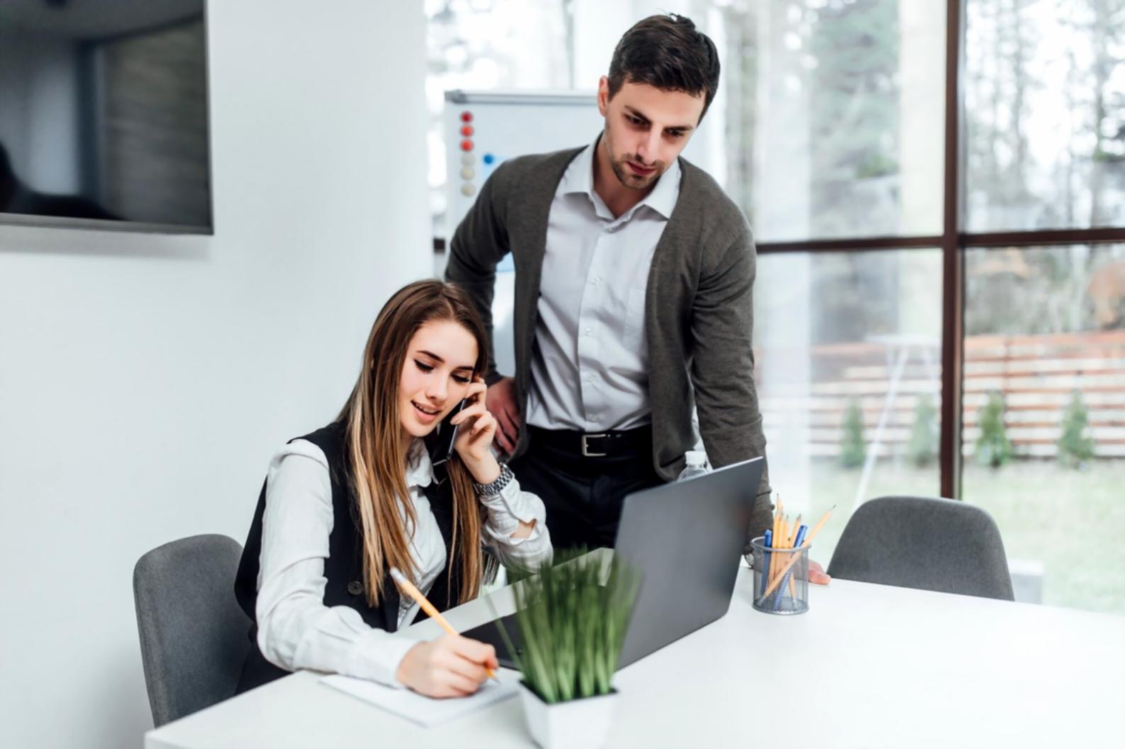 Finanzanalyst bei der Arbeit mit Datenvisualisierungen